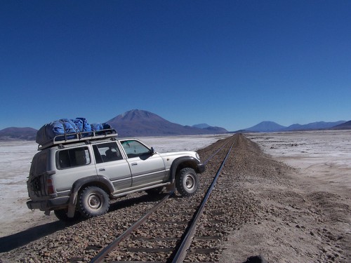 4x4 cruzando la antigua vía del tren llegando a Uyuni