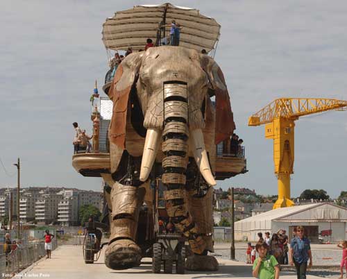 Elefante mecánico de 12 metros con la Grúa Titán de fondo