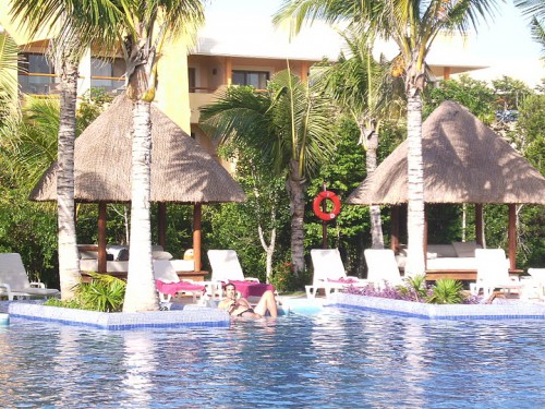 En la piscina de un hotel todo incluido de la Riviera Maya