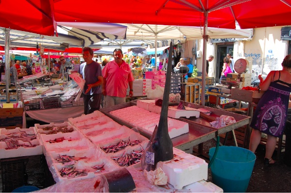 Pues no, no era broma lo de comprar pez espada en el mercado de Catania