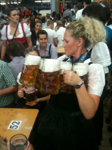 Camarera llegando a la mesa con las cervezas