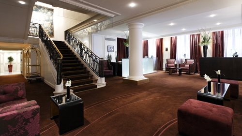 Hall del hotel La Trèmoille de París