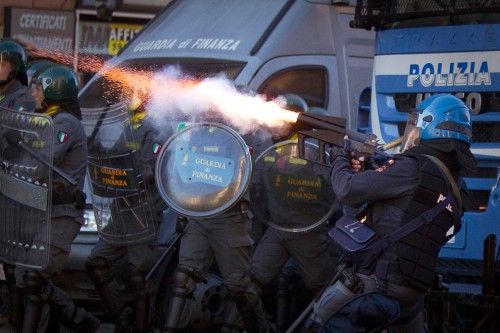 Policia actuando durante las protestas del 15O en Roma