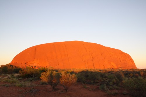 Salida del sol en Uluru, Australia