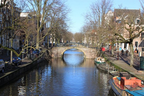 Canal de Amsterdam en el mes de enero