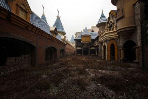 Calles abandonadas del parque de atracciones falso de China (@Reuters)