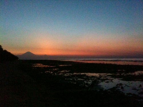 Puesta de sol en la isla Gili con el volcán de Bali en el fondo