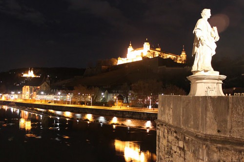 Vistas nocturnas desde el puente de Würzburg de Alemania