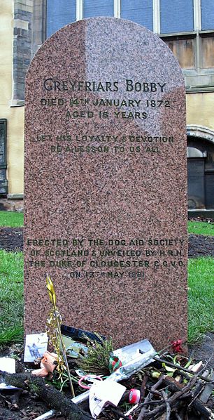 Lápida en honor a Bobby en el cementerio de Greyfriars