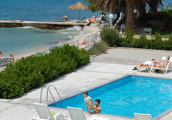 Eric, disfrutando de lo lindo en la piscina del hotel de Split