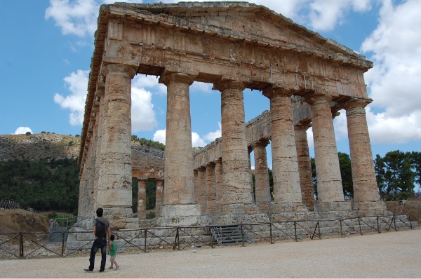 Admirando el templo dórico de Segesta, en Sicilia
