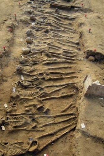 Fosa donde se han hallado restos de hoplitas que participaron en la Batalla de Hímera