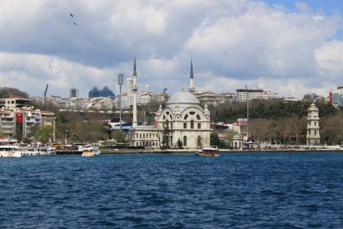 Mezquita de Ortaköy de Estambul desde el crucero