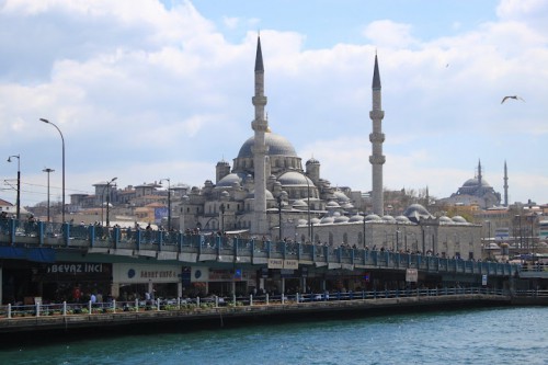 Puente de Galatea con la mezquita Suleiman de fondo en Estambul
