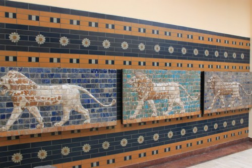 Fragmentos de la puerta de Ishtar de Babilonia en Estambul
