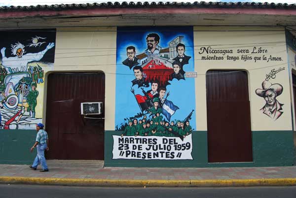 Pintadas revolucionarias en las calles @MónicaHernández