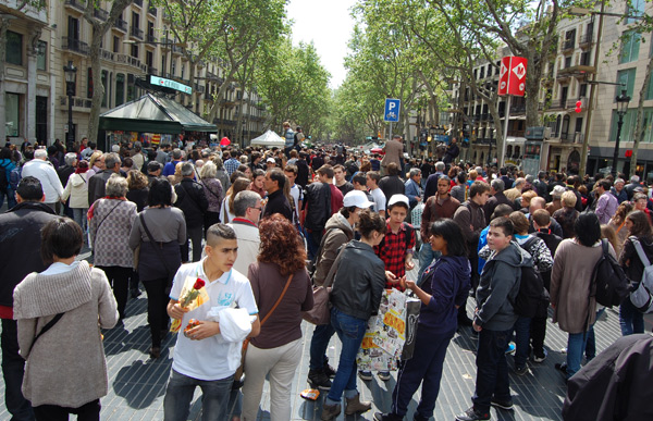 Las Ramblas de Barcelona, a rebosar en Sant Jordi
