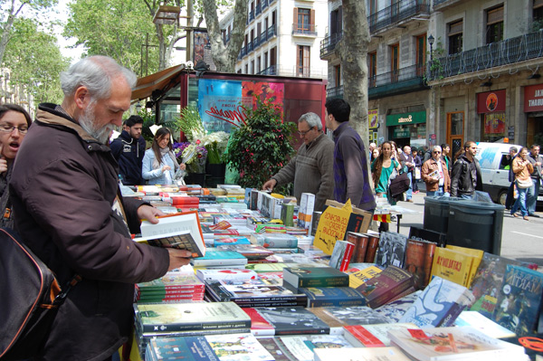 Exitazo asegurado en los puestos de libros de la Rambla de Barcelona en Sant Jordi
