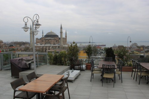 Terraza del Hotel Adamar con Santa Sofia en Estambul