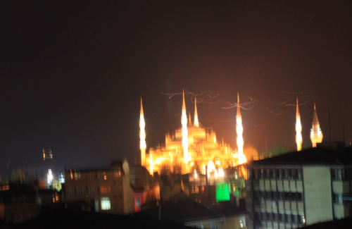 Vista noctura a pulso de la Mezquita Azul de Estambul