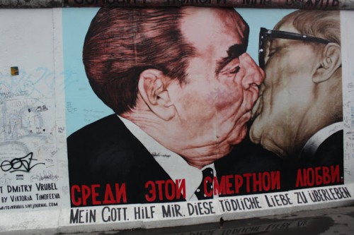 Resultado de imagen de muro de berlin beso benetton