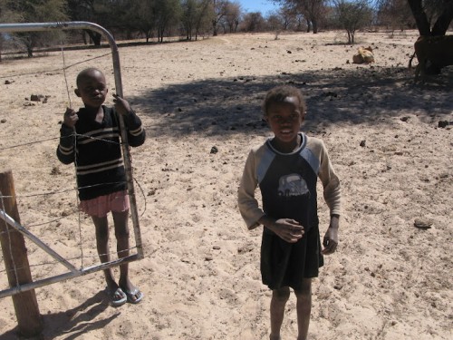 Niños que nos abrían las puertas en la carretera de Namibia