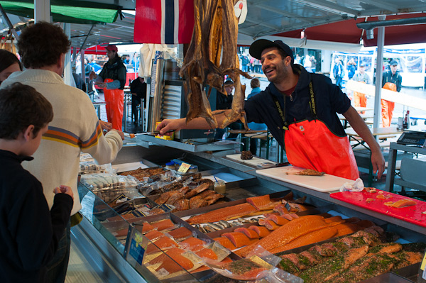 Ofreciendo cata de salmón salvaje en el mercado de Bergen