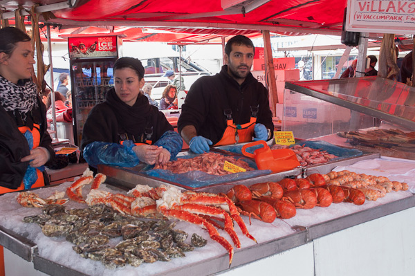 Jóvenes españoles vendiendo pescado en Bergen, Noruega