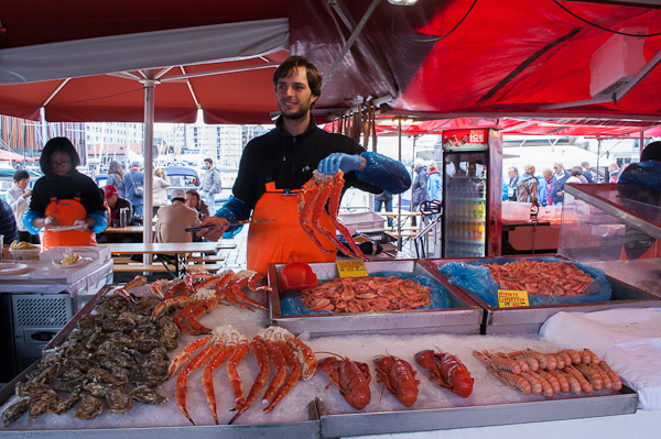 Vendiendo crustáceos en el mercado de pescado de Bergen