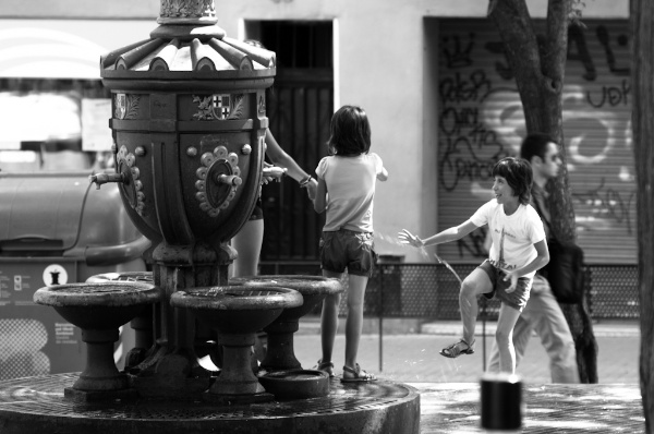 Niñas jugando en una fuente de Gràcia, Barcelona