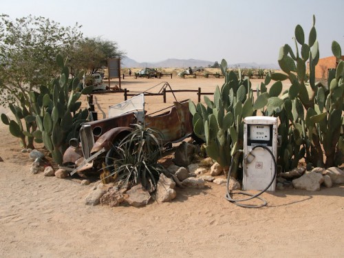 Coche en la gasolinera de Solitaire en Namibia