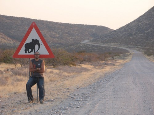 En el cruce de elefantes en Damaraland, Namibia