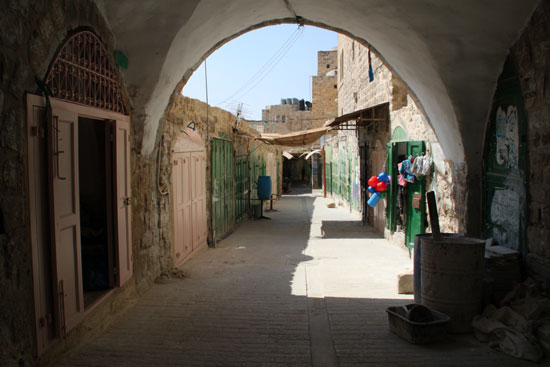 Negocios palestinos cerrados en el zoco de Hebrón