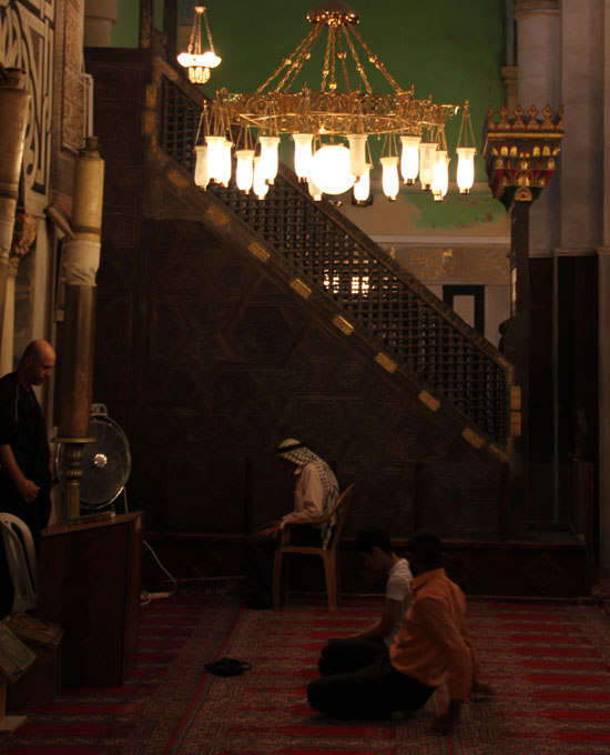 Musulmanes rezando en la mezquita de Hebrón