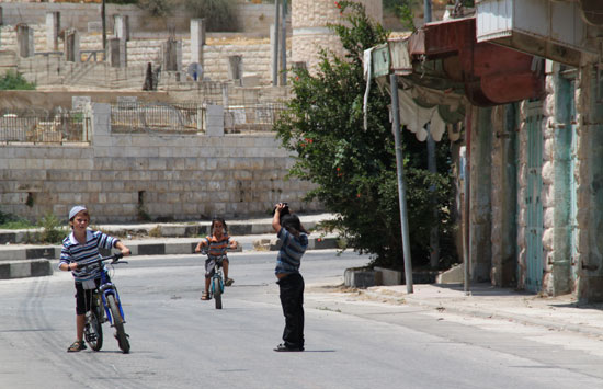 Niños israelís jugando en una calle prohibida para palestinos
