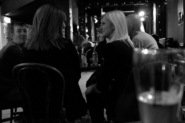 Animadas conversaciones en el pub Night & Day de Manchester