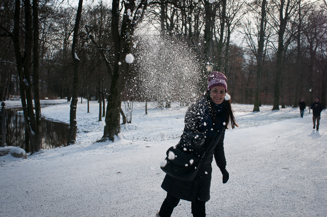 Jugando con la nieve en el Englisher Garten de Múnich