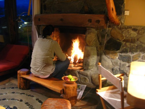 Haciendo fuego en la Cabaña del Beagle en Ushuaia