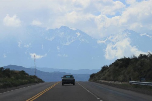 Conduciendo hacia los Andes en Mendoza