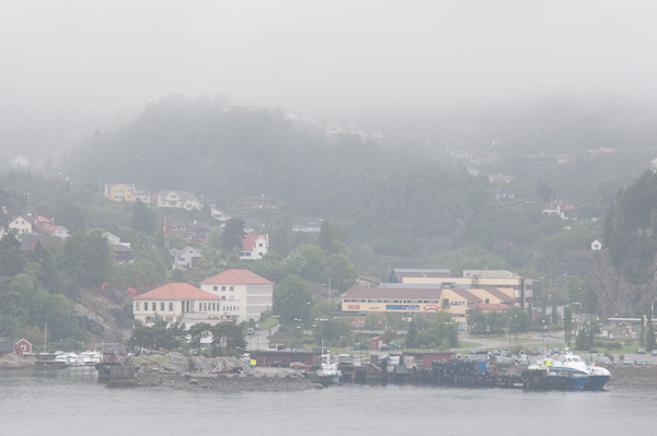 Bruma y ambiente fantasmal a primera hora del día en los fiordos noruegos
