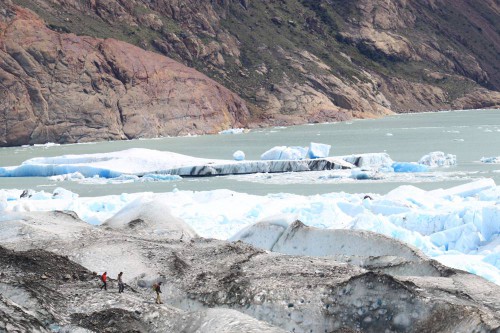 Otro grupo haciendo ice trekking en el glaciar de Viedma