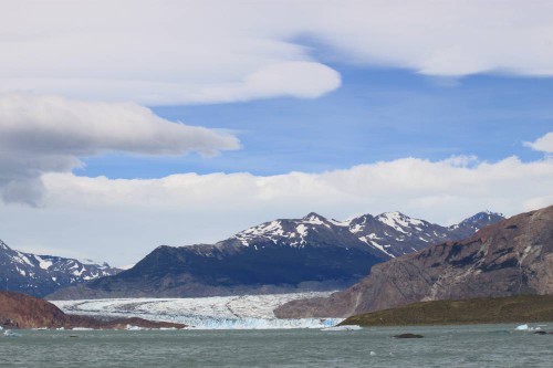 Vista frontal del glaciar de Viedma desde el lago de Viedma