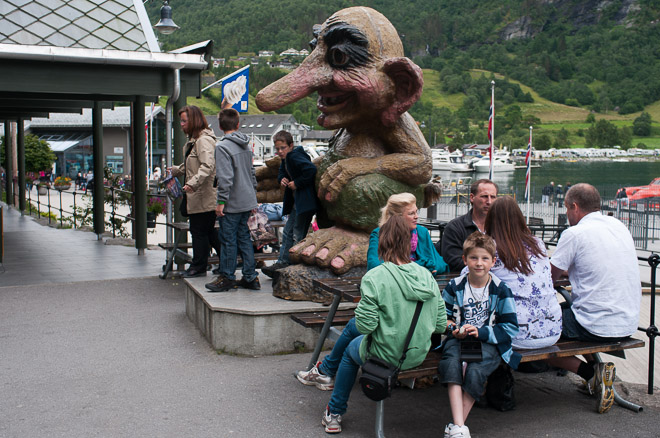 Turistas y trolls en Geiranger