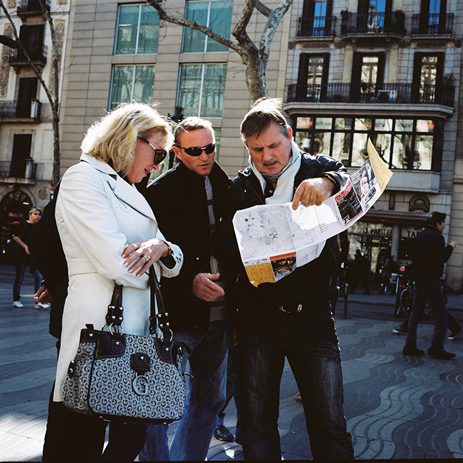 Turistas adinerados consultando plano de Barcelona