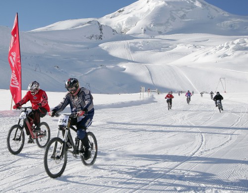 Snow-biking en el glaciar de Felskinn, Saas-Fee (Suiza)