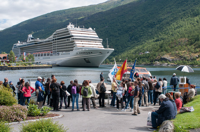 Cruceros atracando en puerto noruego