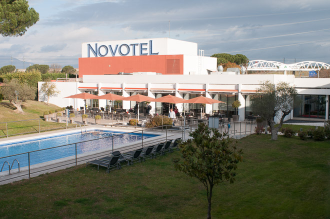 Terraza exterior y piscina del Novotel Girona