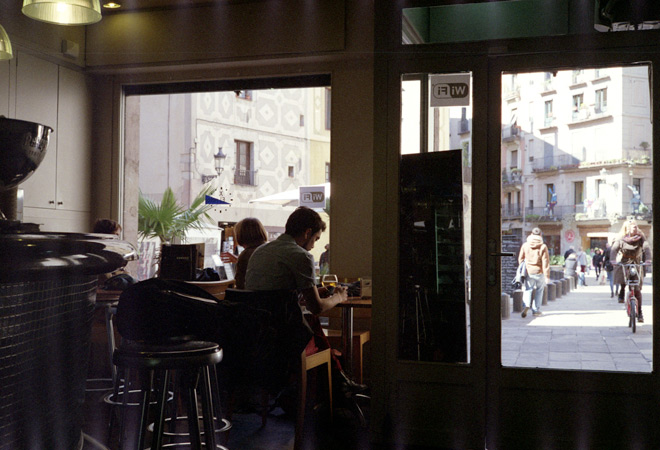 Contraluz en café del barrio gótico de Barcelona