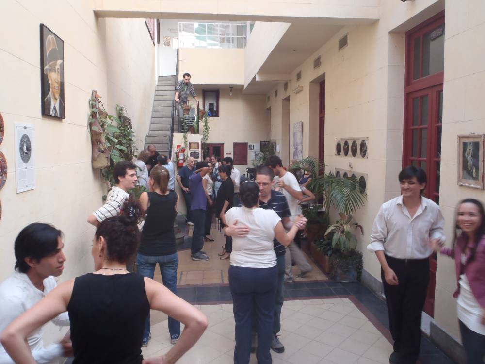 Clase de tango en el patio del Museo Carlos Gardel de Buenos Aires