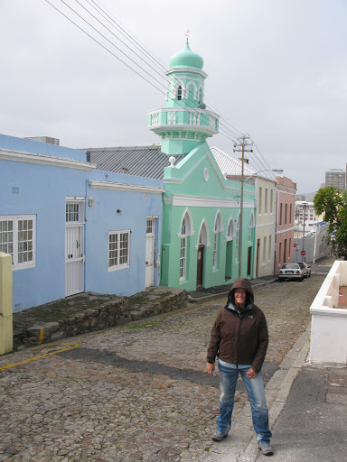 Marta con una de las mezquitas del Bo-Kaap de Ciudad del Cabo